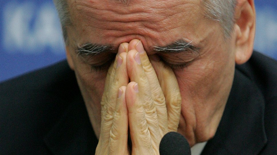 Прошлой осенью глава Роспотребнадзора обратился к Владимиру Путину с необычным предложением: запретить крестить несовершеннолетних, а также прекратить пускать их в церковь. Главной причиной Геннадий Онищенко назвал антисанитарию, царящую в церквях: «Воду в купелях не кипятят, кресты и иконы не дезинфицируют», — назвал он основные нарушения. «Кроме того, там причащают вином, чего я категорически не одобряю. Особенно вреден алкоголь для несформировавшегося мозга ребенка» 