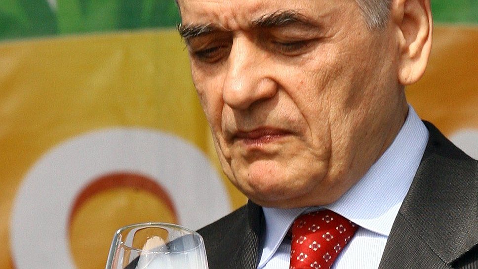 В октябре 2012 года Геннадий Онищенко выступил с инициативой приравнять кефир к алкоголю: «Любишь кефир — выбирай, будешь за рулем ездить или кефир пить» 