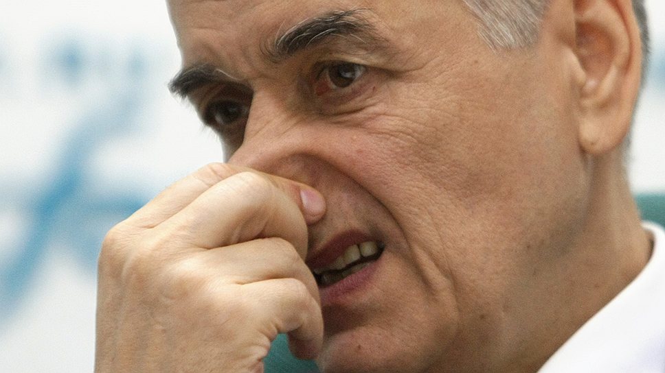 В марте 2013 года Геннадий Онищенко посоветовал есть снег. По его мнению, в отличие от жесткой водопроводной воды, растопленный и дистиллированный снег хорошо подходит для заваривания чая, так как способен раскрыть весь чайный букет. Правда, глава Роспотребнадзора добавил, что из растопленного снега выпариваются полезные соли, а у любителей подобной жидкости выпадают зубы. При этом московский снег лучше не есть, так как в нем много «нехороших веществ». Между тем, чиновник отметил еще одно чудесное свойство талой воды — она хорошо мылится, что позволяет сэкономить на шампуне и мыле 