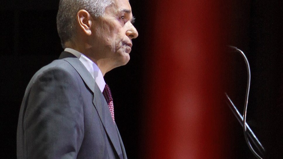 Геннадий Онищенко неоднократно заявлял о введения запрета на табакокурение: «Мы курим, как какая-то Папуасия. У нас скоро дети с младенческого возраста начнут регулярно курить. Если наша Дума не примет тот закон, который внесен, я как гражданин буду ставить вопрос о ее роспуске. Я как избиратель имею право так говорить». В ответ на это высказывание парламентарий Андрей Макаров предложил отправить главу Роспотребнадзора или на психиатрическую экспертизу, или сразу в отставку 