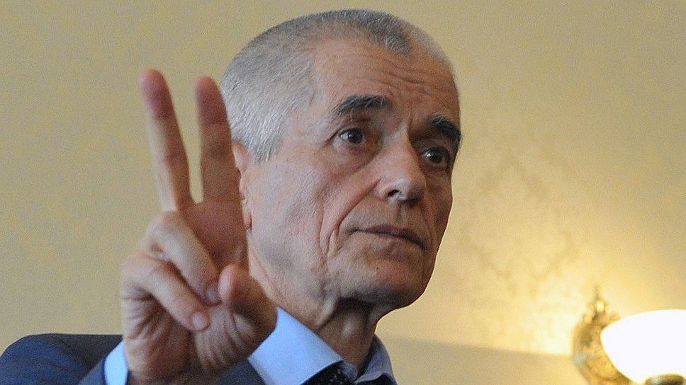 Геннадий Онищенко считает поездки за границу «губительными» для здоровья россиян, особенно во время зимних праздников. Во-первых, в экзотических странах бушуют всевозможные эпидемии, во-вторых, резкая смена климата может подкосить даже самого здорового человека. «Какой катаклизм устраивают себе наши люди. Десятками тысяч едут в Южную Америку, в Доминикану — полное безобразие. Собирают чемодан, садятся в самолет, едут на три дня, а потом две недели не понимают: что же такое происходит, почему я так плохо себя чувствую, почему на всех собак спускаю? За свои деньги устраивают себе сомнительный тренинг», &mdash; сокрушался главврач. Решение проблемы он видел в том, чтобы оставаться в России и кататься на лыжах в парках, а более «эстетически устроенные россияне» могут поехать на Русский Север 