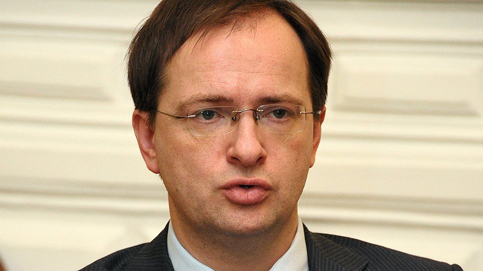Вот помещение, на стенах видео — Кремль, Иван Грозный убивает своего сына, Петр I венчается на царство. А в самом конце — маленькая иконка, которую целовал еще сам Иван Грозный 
