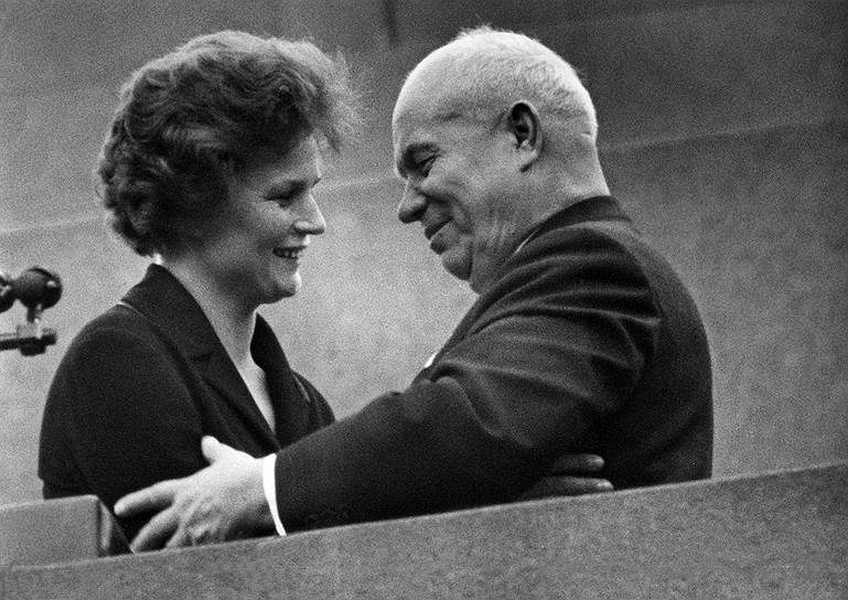 Когда в 1964 году первого секретаря ЦК и председателя Совета министров СССР Никиту Хрущева освобождали от занимаемых должностей, на заседании президиума ЦК КПСС 13-14 октября 1964 года много говорилось о недостатках в его работе. О том, что большинство решений он принимает единолично, членов президиума и секретарей не выслушивает, а о задуманных им новых изменениях государственного устройства или законодательства остальные руководители страны узнают из выступлений «дорогого Никиты Сергеевича» на митингах   На фото: Валентина Терешкова и Никита Хрущев 