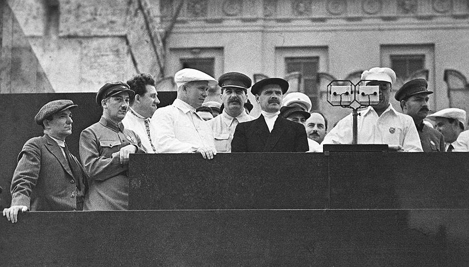 «Наши цели ясны, задачи определены! За работу, товарищи!»  Сведений о донбасских годах жизни Хрущева сохранилось немного. Он учился на рабочем факультете Донецкого индустриального института, продвигался по партийной линии. В 1929 году Хрущев поступил в московскую Промышленную академию. Одновременно с этим его выдвинули на партийную работу в Москве  Слева направо: футболист Николай Старостин, нарком внутренних дел Генрих Ягода, первый секретарь МГК ВКП(б) Никита Хрущев, секретари ЦК ВКП(б) Иосиф Сталин, Лазарь Каганович и Андрей Андреев  