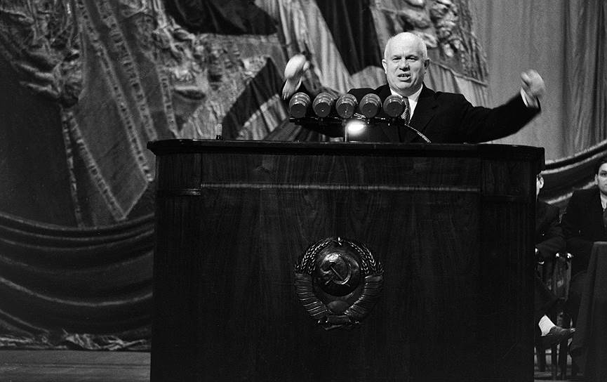 С 1938 года на новой работе первым секретарем украинского ЦК Хрущев мог бы реализовать множество своих задумок, но помешала война. Зато на фронте его привычка обманывать слушателей во время выступлений приняла новый облик. Хрущев начал приписывать себе чужие заслуги: об этом в 1964 году, в частности, говорил Михаил Суслов: «Все положительное приписывается Хрущеву, недостатки — обкомам» 