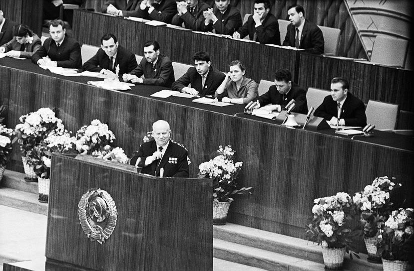 В октябре 1962 года разразился Карибский кризис. СССР разместил на Кубе ядерные ракеты и выступил с официальным заявлением: «США делают шаг к развязыванию термоядерной войны, и Советский Союз нанесет самый мощный ответный удар». Хрущев согласился убрать советские ракеты с Кубы при условии, что американские ракеты с ядерными боеголовками будут выведены из Турции, а также, чтобы Вашингтон отказался от попыток вторжения на Кубу 