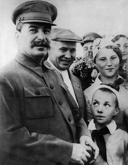 Когда в 1935 году обсуждались планы реконструкции Москвы, Хрущев, рассказывая во время выступлений о существующих вариантах проекта, чуть ли не после каждой фразы ссылался то на товарища Сталина (на фото слева), то на первого секретаря Московского комитета ВКП(б) Лазаря Кагановича 