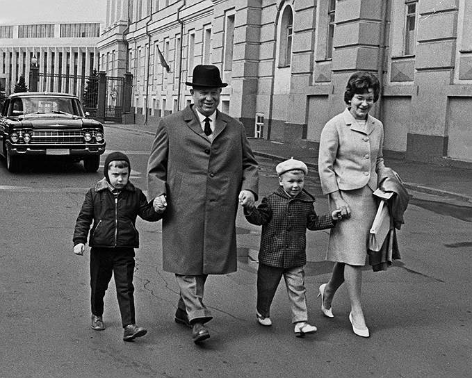 «Вы что, рисовать не умеете? Мой внук и то лучше рисует» (цитата с выставки авангардистов)  Никита Хрущев был дважды женат, от этих браков у него было пятеро детей — два сына и три дочери 