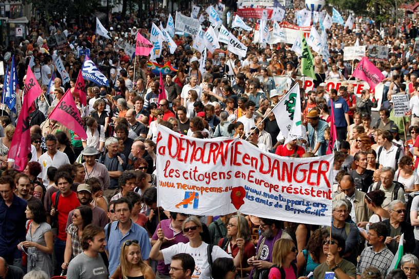 2010 год. Во Франции прошли массовые митинги против высылки цыган из страны. Ее предложил президент Франции Николя Саркози после столкновения цыган и полиции в небольшой деревне Сен-Эньян 