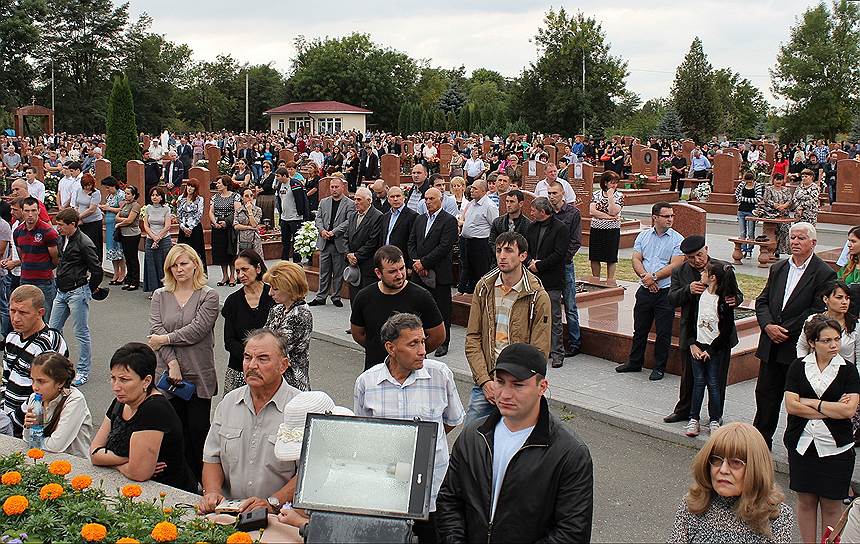 В мемориальном комплексе «Город Ангелов» под звуки метронома были зачитаны имена погибших 