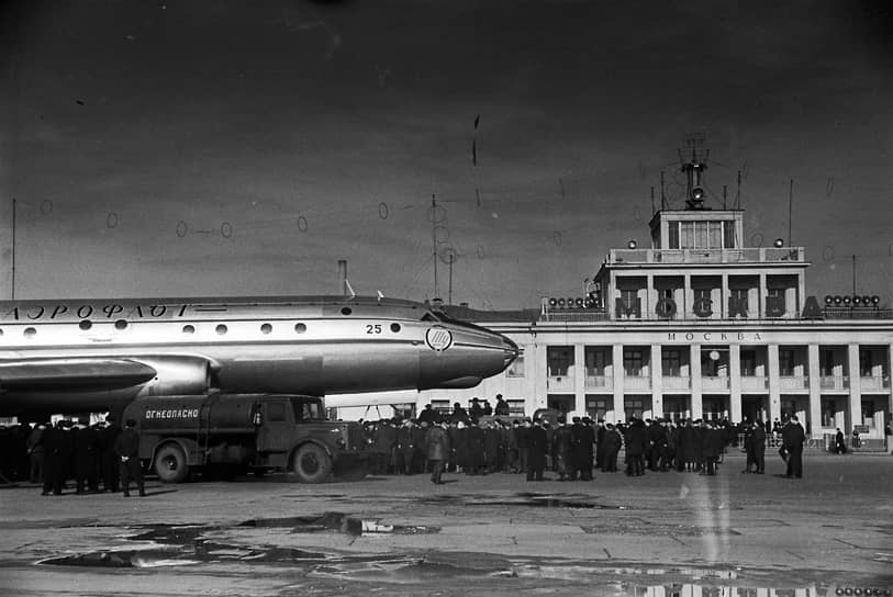 1957 года. Совершен первый полет реактивного пассажирского самолета ТУ-104А по маршруту Москва—Нью-Йорк 