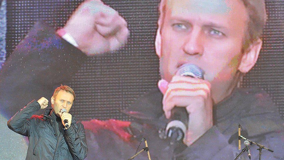 Спасибо тем, кто выбрал второе»,— заявил господин Навальный. За конферанс на концерте отвечал тележурналист Леонид Парфенов. В перерыве между очередным музыкальным номером он вывел на сцену Петра Офицерова, который вместе с Алексеем Навальным осужден за хищения в компании «Кировлес» 