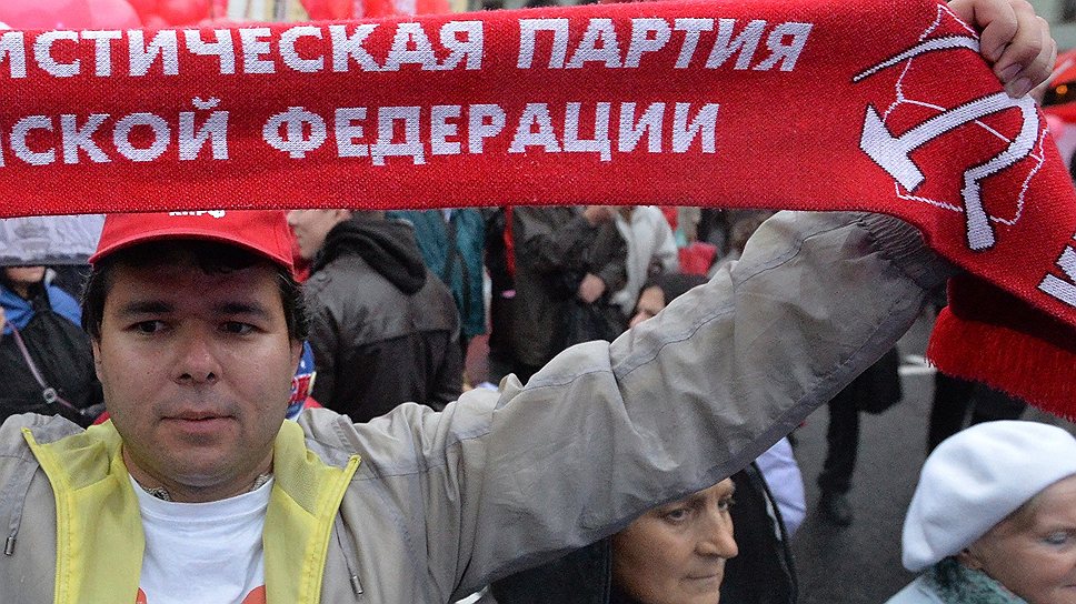 По данным ГУ МВД, на площади Революции собралось около 500 человек 