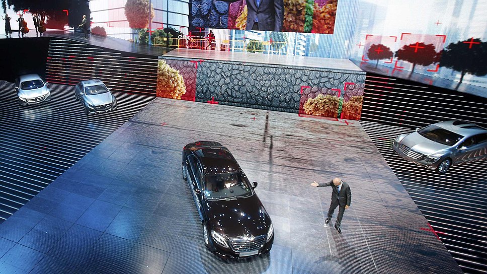 Руководитель концерна Daimler Дитер Цетше представил экспериментальный Mercedes S 500 intelligent drive 