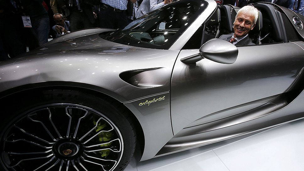 Глава Matthias Mueller презентует новый гибридный автомобиль Porsche 918 Spyder 