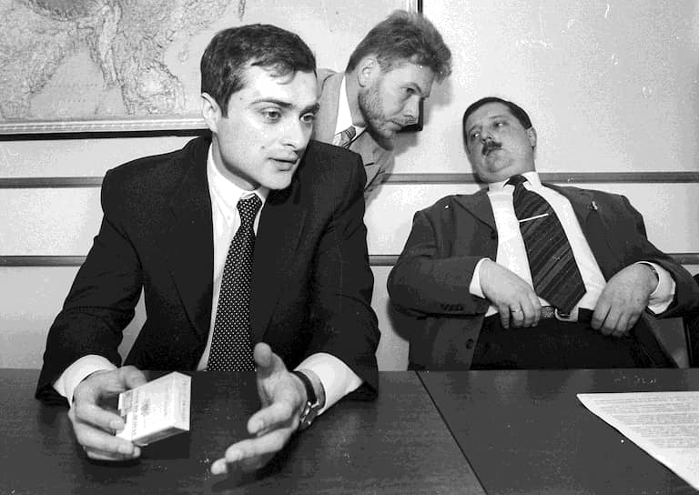 С начала 1990-х годов Владислав Сурков занимал руководящие должности в МЕНАТЕПе, Роспроме, Альфа-банке. На фото: первый зампред совета Альфа-банка Владислав Сурков и замминистра сельского хозяйства РФ Леонид Холод (справа)