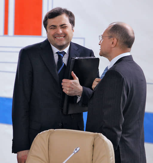 С мая 2012 года Владислав Сурков также руководил аппаратом правительства РФ На фото: с первым заместителем главы администрации президента РФ Сергеем Кириенко на заседании комиссии по модернизации и технологическому развитию экономики в Обнинске