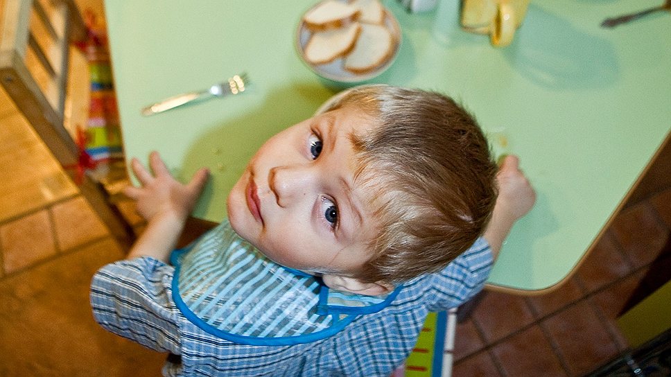 В первом детском саду Фребеля первоначально поступили пять его племянников и два племянника сподвижников Фребеля, преподававших вместе с ним. Несмотря на то что с течением времени сад стали посещать более 60 детей, материальное положение учреждения оставалось крайне затруднительным  