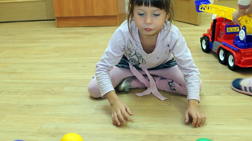 Система детских садов была введена для массового, общедоступного решения проблемы занятости родителей, после того как в XIX веке на Западе получили развитие идеи атеизма и увеличилось число разводов. Матери были вынуждены выходить на работу, чтобы прокормить себя и детей. Именно тогда различные общества милосердия начинают создавать группы по присмотру за такими детьми 