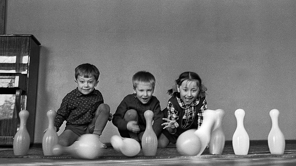  Учреждения, придуманные Фребелем, были светлыми и чистыми, детям позволяли играть. Это вызвало недовольство сначала духовенства, а затем и правительства, которое в 1851 году запретило детские сады 