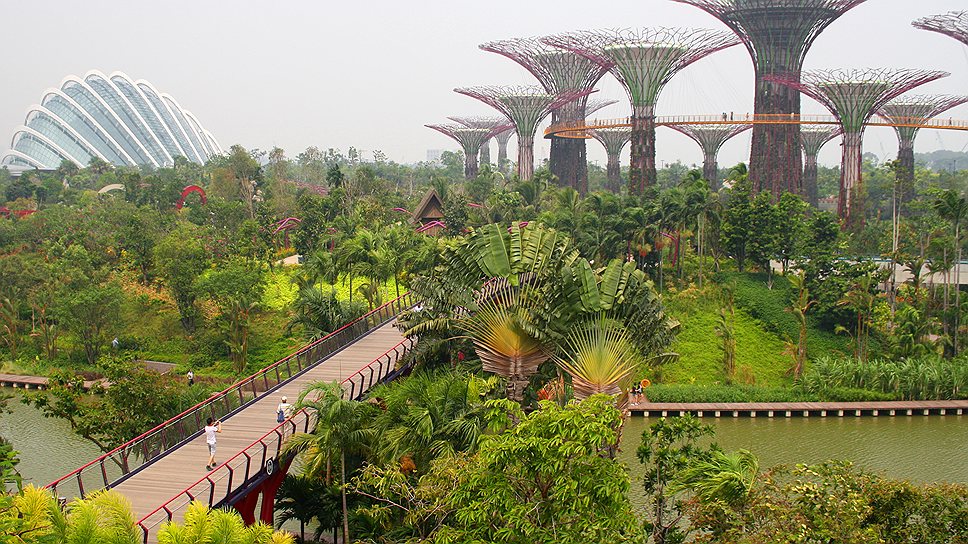 Gardens by the Bay, Сингапур. Годы создания: 2006 год – по настоящее время. Архитектор: Gustafson Porter и Grant Associates. Площадь: 101 га. Количество посетителей: по прогнозам, около 5 млн. человек