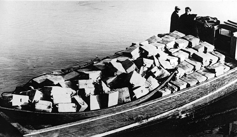 Большая часть контрабандного спиртного поступала по морю: бутлегеры заранее готовились к таможенным досмотрам, привязывая к каждому ящику с алкоголем мешок с солью или сахаром. При приближении таможни груз бросали в воду, через некоторое время содержимое мешков растворялось водой, и он всплывал
