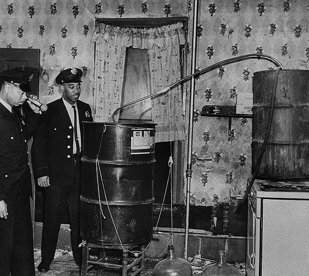 Сторонники сухого закона указывали на «всем известные питейные традиции рабочих-иммигрантов», от которых им следовало отказаться, чтобы почувствовать себя настоящими американцами. Борьбу за трезвость вели протестанты, суфражистки, домохозяйки, уставшие вытаскивать мужей из салунов с проститутками и выпивкой, афроамериканские профсоюзники и многие другие