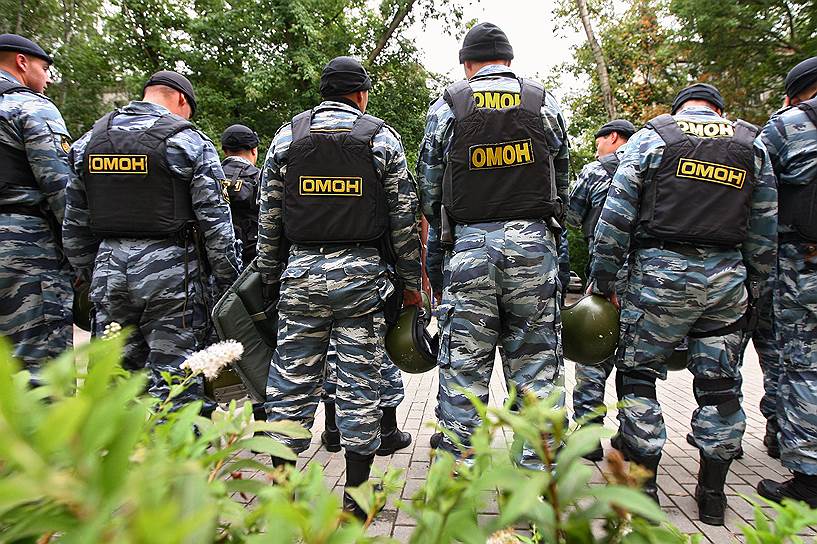 При обучении бойцов ОМОНа особое внимание уделяется борьбе в городских условиях и зачистке зданий, а также правовой подготовке