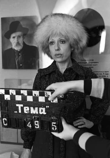По окончании школы Инна Чурикова поступила в Щепкинское училище на курс Вениамина Цыганкова, продолжая сниматься в кино. В этот период она отметилась ролями в таких фильмах, как «Где ты теперь, Максим?», «Я шагаю по Москве», «Морозко» На фото: Инна Чурикова на съемках фильма «Тема»