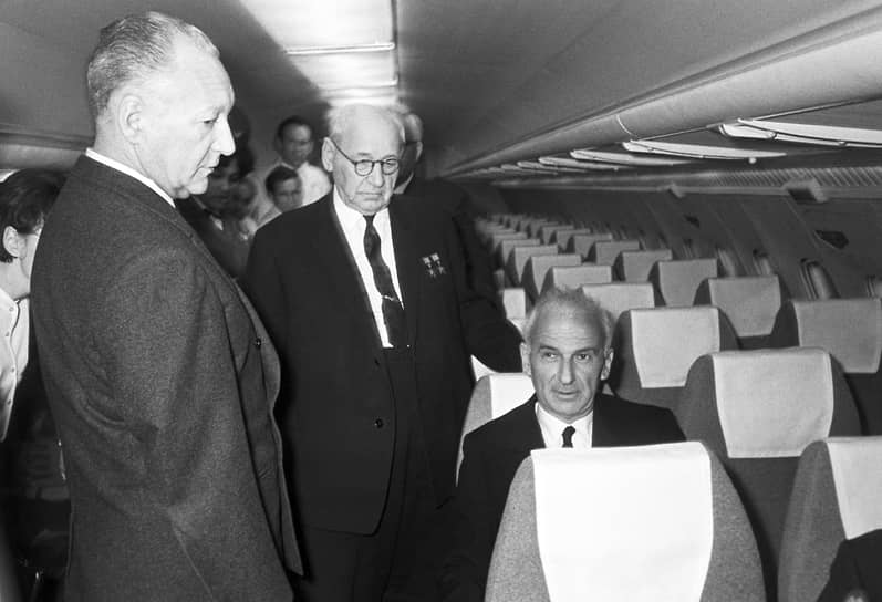 Ту-154 задумывался как конкурент Boeing 727 и активно продавался на экспорт. Впрочем, основными покупателями были страны социалистического блока На фото слева направо: министр обороны Франции Пьер Месмер, авиаконструктор Андрей Туполев и посол Франции Оливье Вормсер