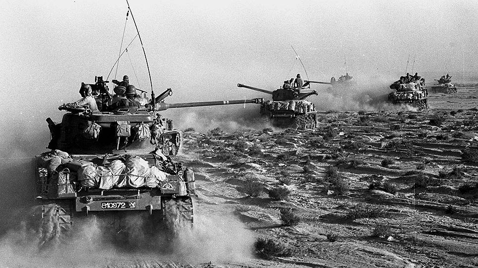 Танковый бой 7 октября на Голанских высотах закончился разгромом сирийцев, которые потеряли 40 танков и прекратили наступление. В тот же день состоялась битва при Латакии — небольшое, но во многом революционное морское сражение. Это было первое в мире сражение между катерами, оснащенными ракетами типа «поверхность-поверхность». Результатом битвы стала победа израильского флота (потоплено четыре сирийских судна) 