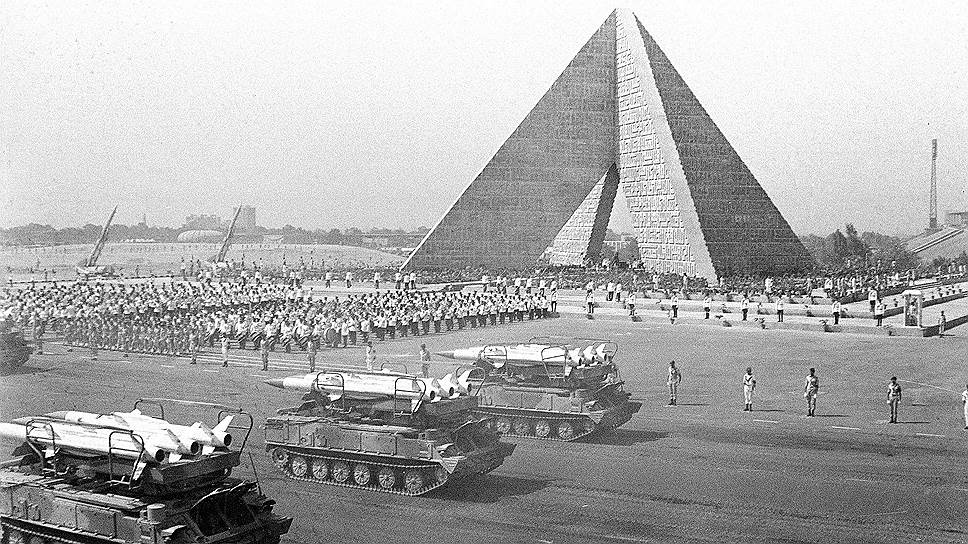 В 1973 году Египет, решивший взять реванш за поражение 1967 года, начал широкомасштабное наступление на позиции Израиля на Синайском полуострове. Одновременно войска из Сирии нанесли удар на севере. Союзниками Египта и Сирии в этой войне выступили Алжир, Иордания, Ирак, Куба, Кувейт, Ливия, Марокко, Пакистан, Палестина, Саудовская Аравия, СССР, Судан, Тунис 