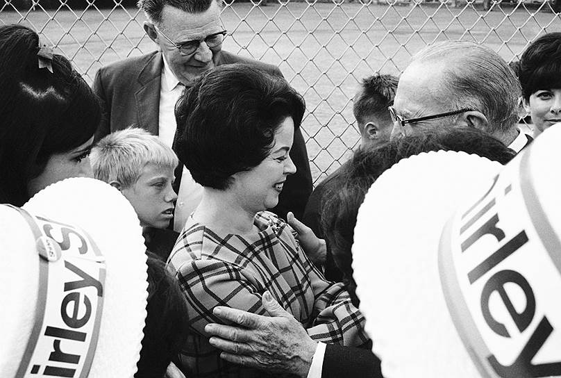 Американская актриса Ширли Темпл после ухода с телевидения в 1967 году вступила в Республиканскую партию Калифорнии. В период правления Ричарда Никсона была представителем Генеральной ассамблеи ООН, а в 1974 году заняла пост посла США в Гане. С 1 июля 1976 года по 21 января 1977 года актриса была первой женщиной-руководителем протокола США и отвечала за ряд мероприятий на инаугурации президента Джимми Картера. В августе 1989 года была назначена Дж. Бушем-старшим послом США в Чехословакии
