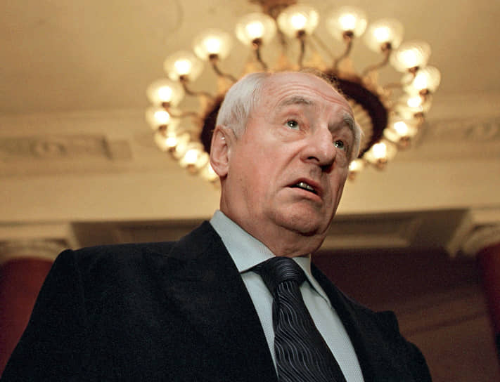 В 1989-1991 годах Марк Захаров был народным депутатом СССР от Союза театральных деятелей. Состоял в КПСС, но весной 1991 года сжег свой партбилет в эфире программы «Взгляд» 