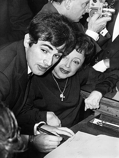 «Я умираю от любви пятьсот раз за вечер» Когда Эдит Пиаф было 47 лет и врачи диагностировали у нее рак печени, певица вновь влюбилась — в 27-летнего грека, парикмахера Тео (на фото), для которого она открыла путь на сцену. Певица придумала ему псевдоним Сарапо («я тебя люблю») и ради венчания с ним перешла в православие