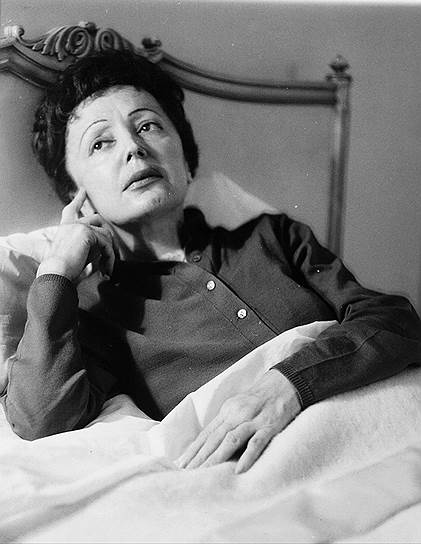 «Жизнь — это лучшее орудие самоубийства» Эдит Пиаф известна и как актриса. Она сыграла в небольшой пьесе французского режиссера Жана Кокто «Равнодушный красавец». В 1941 году по пьесе был снят фильм «Монмартр на Сене», в котором Эдит Пиаф исполнила главную роль