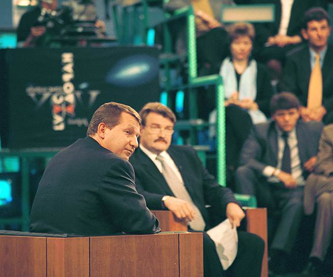 В начале 1997 года Владимир Гусинский решил приобрести телекоммуникационную компанию «Связьинвест» и попросил в этом содействия у главы администрации президента Анатолия Чубайса и вице-премьера Альфреда Коха (на фото слева). Ему было отказано. Вскоре в одной из программ телеканала НТВ вышел сюжет, рассказывающий о гонораре в $90 тыс., который господа Кох и Чубайс получили от швейцарского издательства за еще не написанную ими книгу «История российской приватизации»