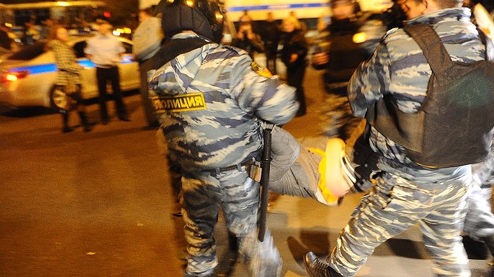 В 10 вечера полиция начала массовые проверки документов в Бирюлево. По-прежнему перекрыты пути, связывающие Бирюлево Западное и Бирюлево Восточное 