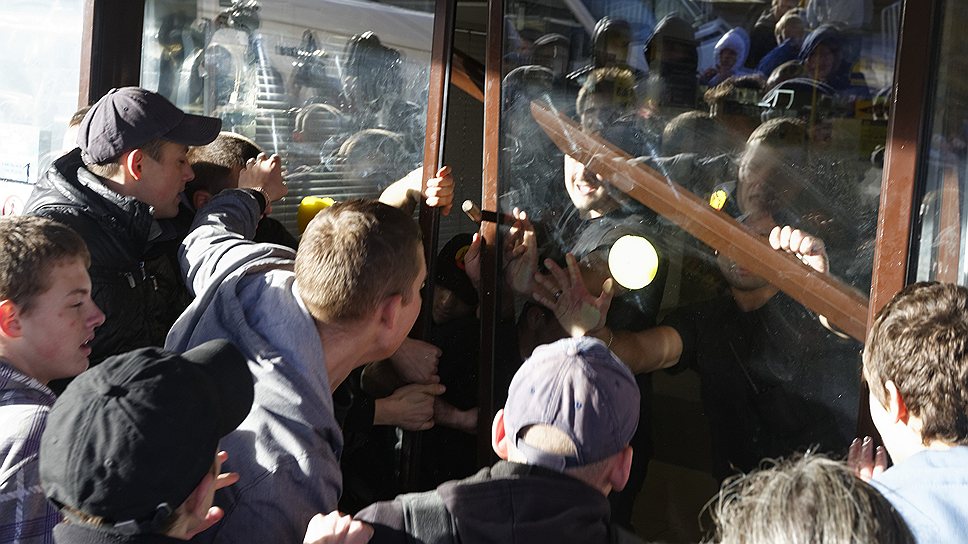 В итоге у торгового центра «Бирюза» начался погром, его подожгли. Вход в торговый центр закрыли, приехал ОМОН 