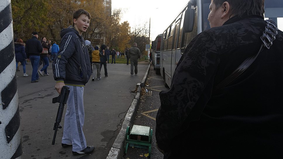 Толпа обступила ОМОН и пытается отбить задержанного 