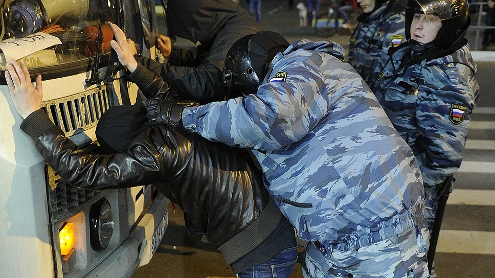 У многих задержанных при обыске были найдены кастеты и ножи 