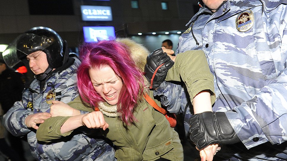 Участники акции группами расходились через дворы, опасаясь задержаний,  и били стекла припаркованных машин 