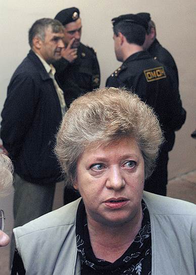 Часть фигурантов была освобождена из-под стражи в связи с истечением срока давности. Следствие по делу было приостановлено в 2008 году На фото: сестра Галины Старовойтовой Ольга после очередного заседания суда
