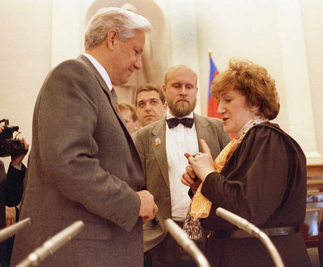 В январе 1996 года группа избирателей выдвинула ее кандидатом на пост президента России, но Центризбирком отказал Галине Старовойтовой в регистрации. С апреля 1998 года — председатель партии «Демократическая Россия», возглавляла объединение «Северная столица», готовившееся к выборам в заксобрание в декабре 1998 года На фото: с президентом России Борисом Ельциным