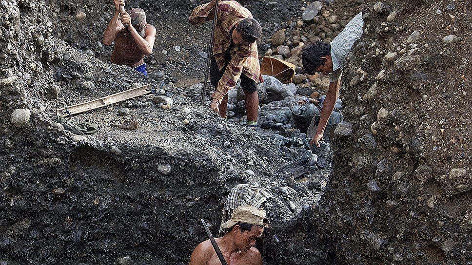 В 2012 году в Мьянме было найдено около 43 тыс. тонн нефрита. Его экспорт мог бы принести стране около $4,3 млрд, так как каждый килограмм оценивается на рынке примерно в $100. Однако из-за нелегальной добычи продажи нефтрита принесли государству лишь $34 млн 