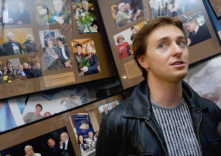 «Ты только пойми, что бывают расклады, когда ты играешь. А бывают наоборот — когда играют тебя» Окончив школу в 1990 году, Сергей Безруков поступил в Школу-студию МХАТ, в мастерскую Олега Табакова