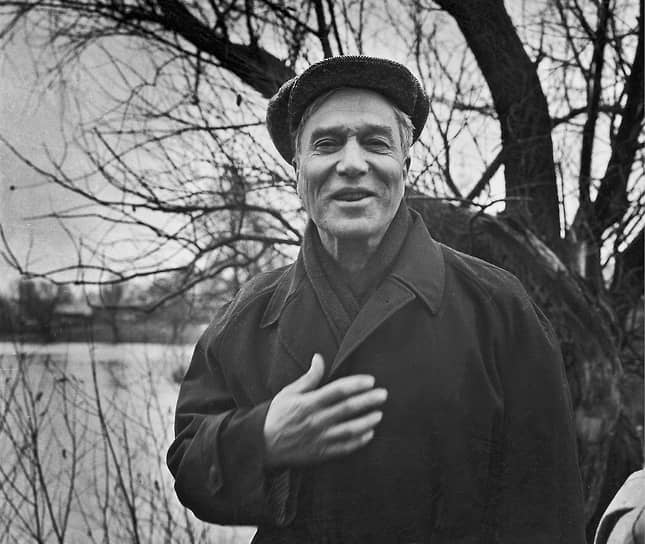 1958 год. Нобелевская премия по литературе присуждена писателю и поэту Борису Пастернаку «за значительные достижения в современной лирической поэзии, а также за продолжение традиций великого русского эпического романа». Пастернак был вынужден отказаться от премии под угрозой высылки из страны, и шведская академия вручила диплом и медаль его сыну лишь в 1989 году 