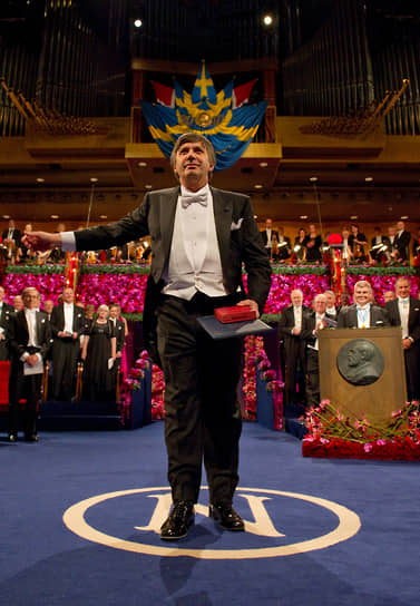 2010 год. Нобелевская премия по физике была присуждена Андрею Гейму «за новаторские эксперименты по исследованию двумерного материала графена». Он родился и получил степень кандидата наук в СССР, но в 1990 году покинул страну и уехал жить и работать в Великобританию  