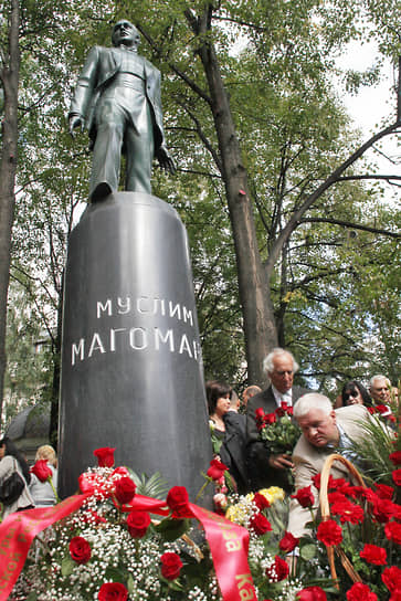 22 октября 2009 года на могиле Муслима Магомаева в Баку состоялось открытие памятника певцу. Автор — народный художник Азербайджана, ректор Азербайджанской государственной академии художеств Омар Эльдаров