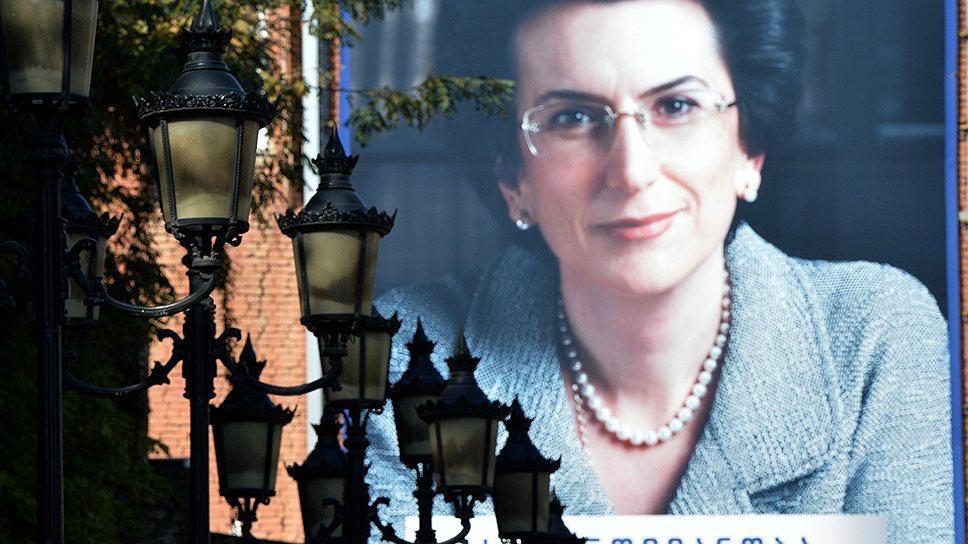 Недовольны и соратники Нино Бурджанадзе. Комментируя итоги выборов, глава ее избирательного штаба Ираклий Батиашвили обвинил «Грузинскую мечту» и «Единое национальное движение» в сговоре, цель которого не допустить второго тура и участия в нем госпожи Бурджанадзе 